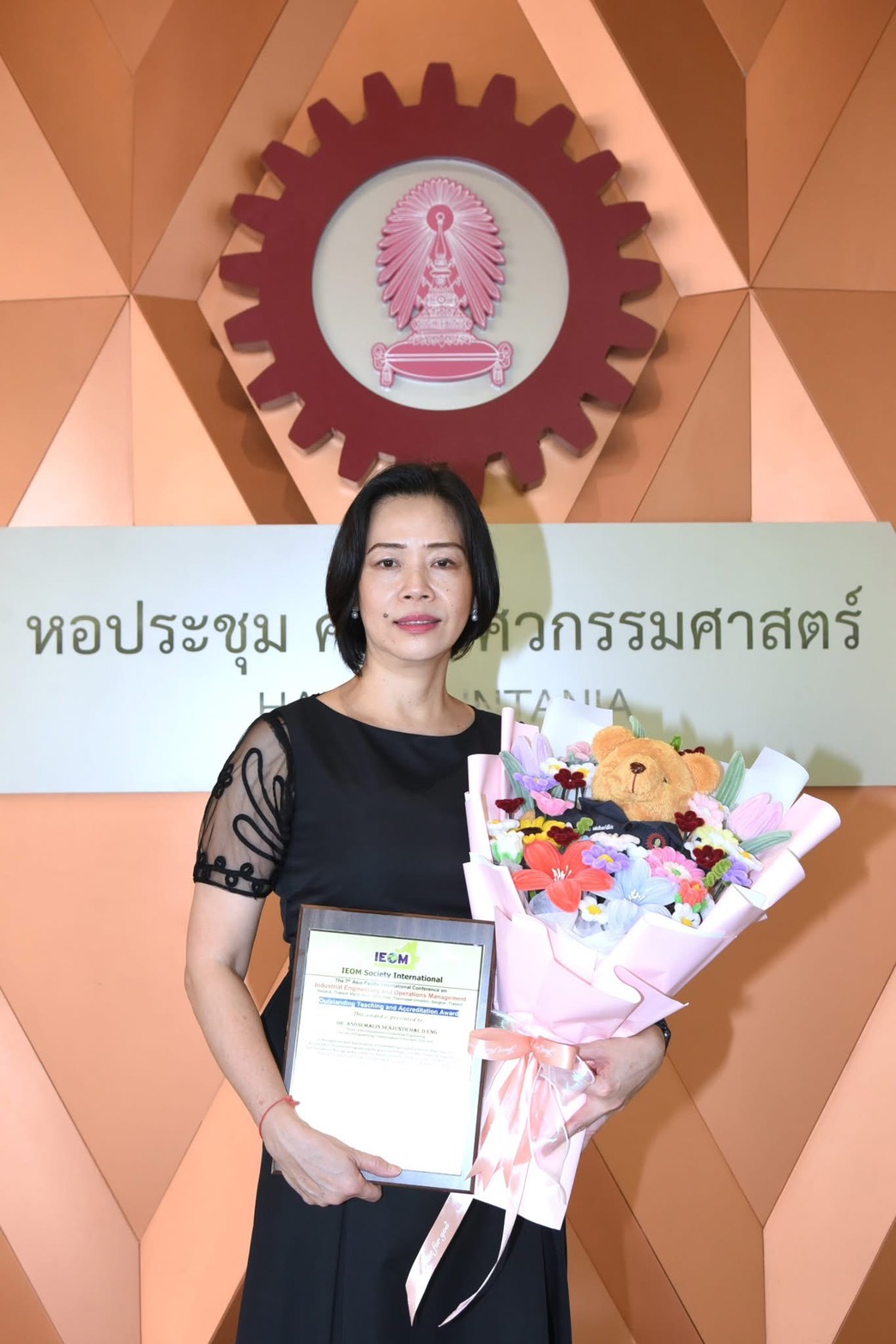 ขอแสดงความยินดีกับ รองศาสตราจารย์ ดร.อังศุมาลิน เสนจันทร์ฒิไชย (หัวหน้าภาควิชา) 🎉✨ เนื่องในโอกาสที่ได้รับรางวัล IEOM Outstanding Professor Award จาก IEOM Society International รางวัลระดับนานาชาติ